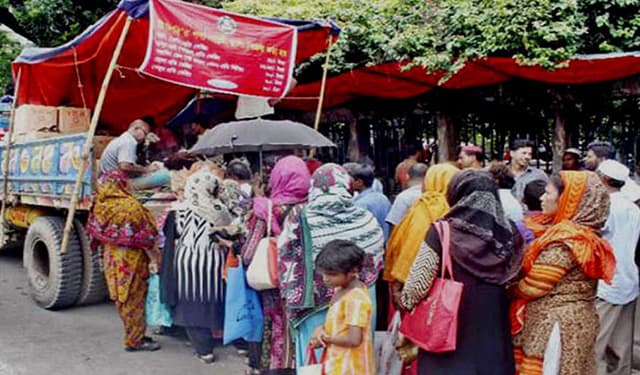 বরিশালে টিসিবি’র ডিলারদের প্যাকেজ বিড়ম্বনায় নিন্মআয়ের মানুষ