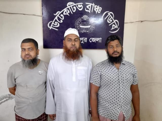 হেফাজতের সহিংসতায় আহত ৩ পুলিশ, গ্রেফতার-৩