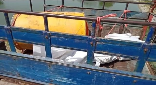 পুকুরে ভাসমান ড্রামের ভিতর যুবকের মরদেহ