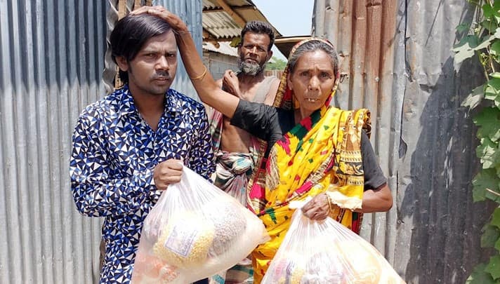 ৩০০ পরিবারের পাশে হিরো আলম