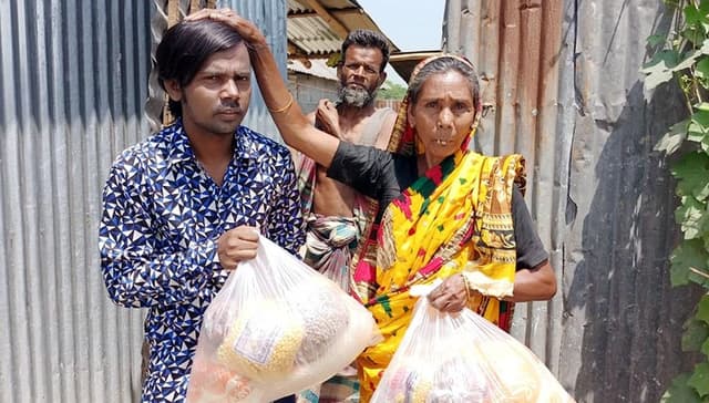 ৩০০ পরিবারের পাশে হিরো আলম