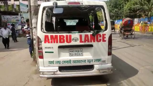রণক্ষেত্র নিউমার্কেটে রক্ষা পায়নি অ্যাম্বুলেন্সও