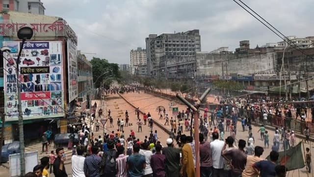 নিউমার্কেটে সংঘর্ষ: ঢাকা কলেজের ৩০ শিক্ষার্থী আহত