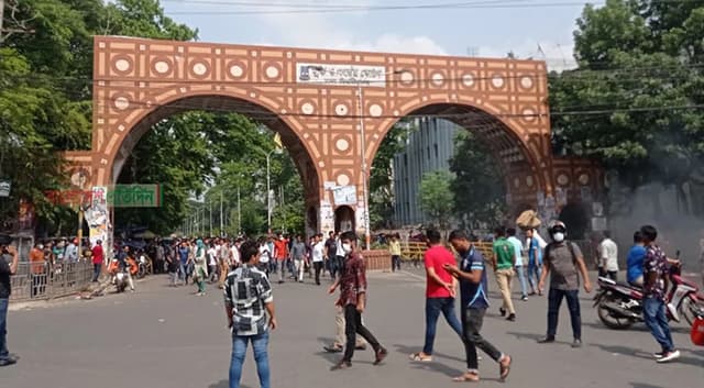 ঢাকা কলেজ ছাত্রদের পক্ষে ঢাবি শিক্ষার্থীদের মহড়া