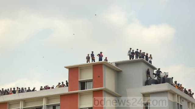 হল ছাড়তে বলায় অবরুদ্ধ ঢাকা কলেজের অধ্যক্ষ