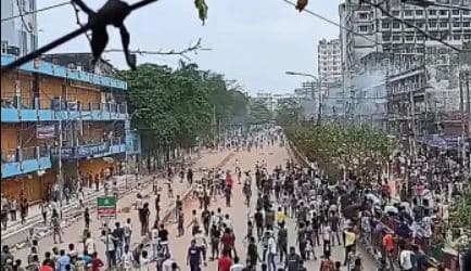 নিউমার্কেট এলাকা, দুই পক্ষ ইট-দেশীয় অস্ত্র নিয়ে মুখোমুখি