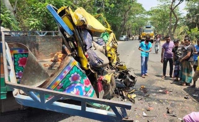 বাগেরহাটে ট্রাকের মুখোমুখী সংঘর্ষে নিহত ১