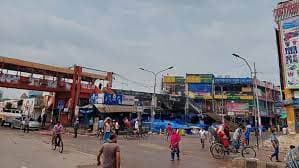 নিউমার্কেটে যান চলাচল স্বাভাবিক, দোকান খোলার অপেক্ষায় ব্যবসায়ীরা