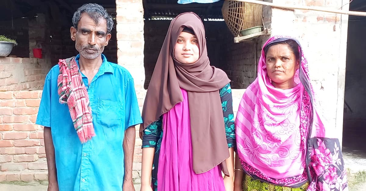 ছিল না চেয়ার-টেবিল, বিছানায় পড়ে মেডিকেলে চান্স পেলেন স্মৃতি