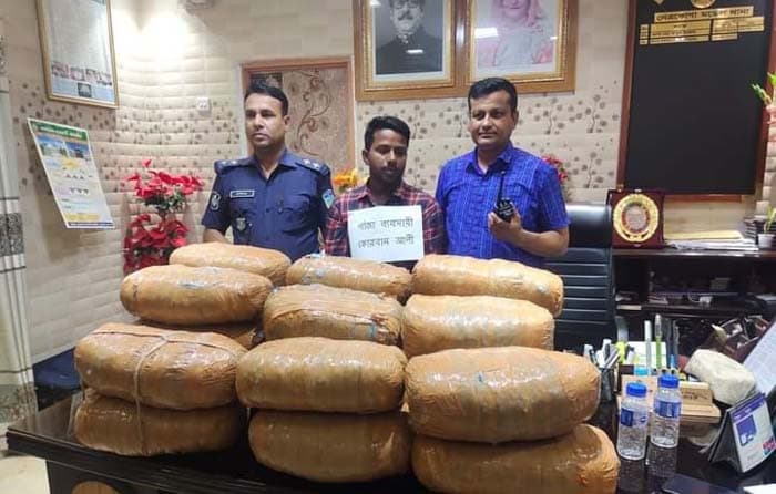 নেত্রকোনায় ৪৪ কেজি গাঁজা সহ মাদকব্যবসায়ী আটক