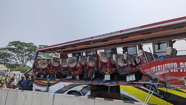 মুন্সীগঞ্জে ঈদযাত্রায় বাস ও ট্রাকের সংঘর্ষে নিহত ৪