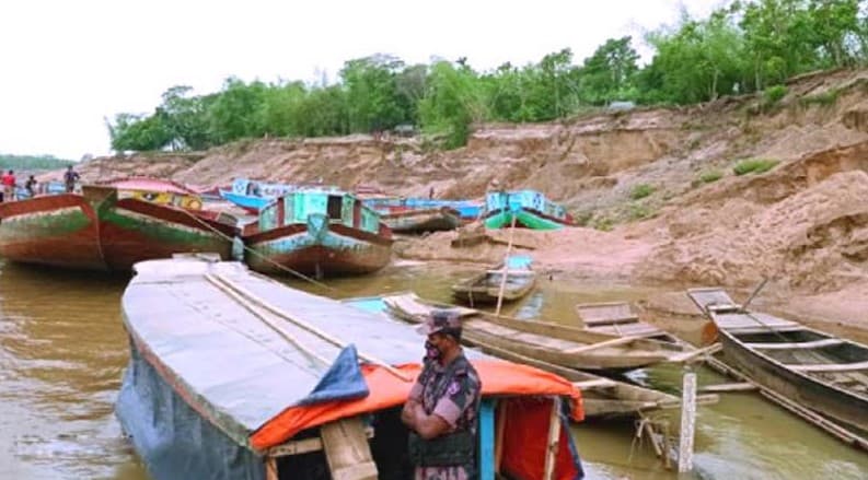 অবৈধ বালি ও পাথরসহ ২৫ নৌকা আটক