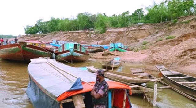 অবৈধ বালি ও পাথরসহ ২৫ নৌকা আটক