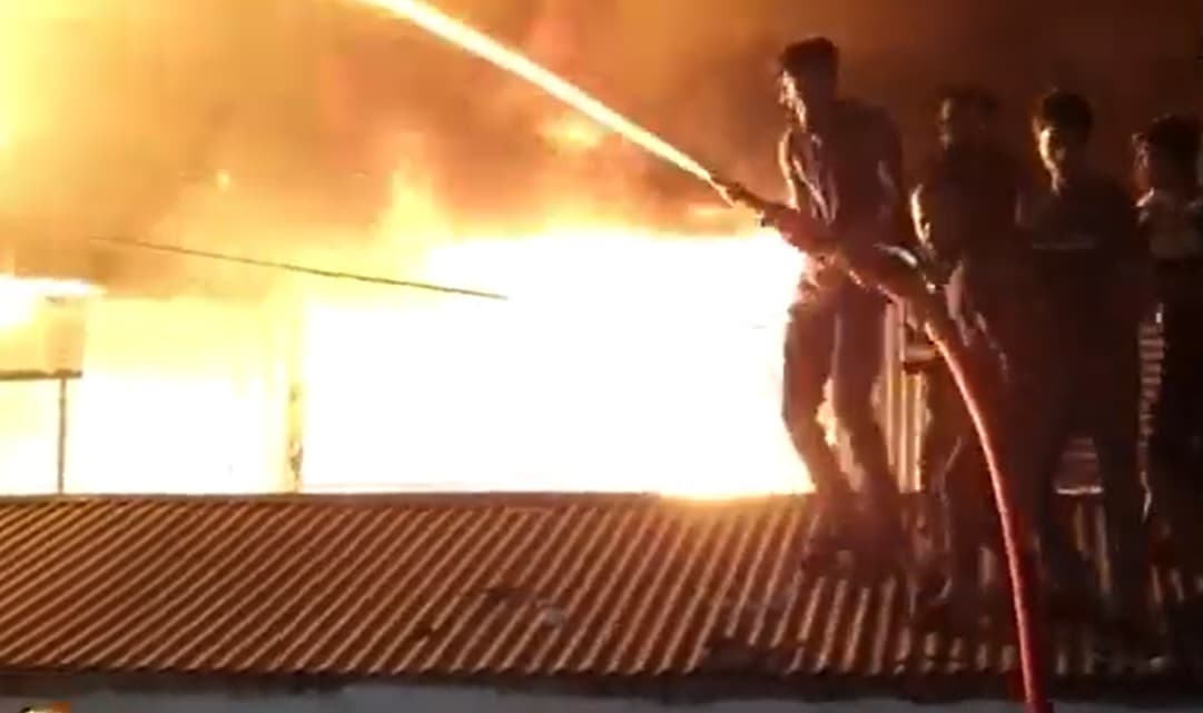 তুরাগের বালুর মাঠ বস্তিতে আগুন