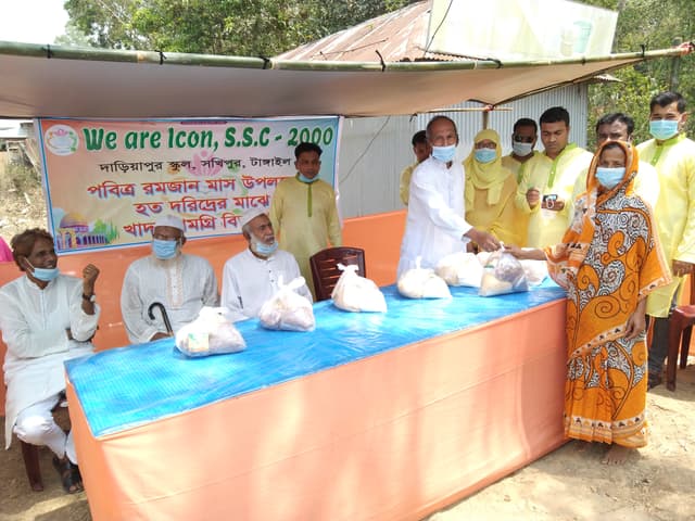 উই আর আইকনের উদ্যোগে ইফতার সামগ্রী বিতরণ