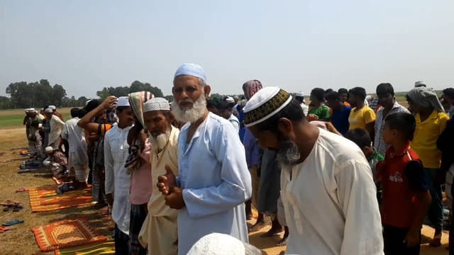 খরা থেকে মুক্তি পেতে কুষ্টিয়ায় ফসলের মাঠে নামাজ আদায়