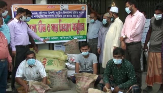বাগেরহাটে চাষীদের বিনামূল্যে সার ও বীজ বিতরণ