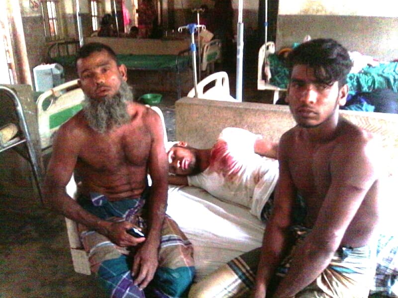 হিজলায় প্রতিপক্ষের হামলায় পিতাসহ দুই ছেলে আহত