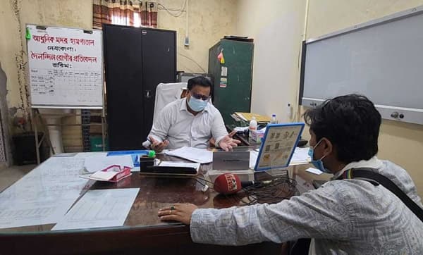 ‘স্যার’ সম্বোধন করে অনুমতি নিয়ে সাংবাদিককে হসপিটালে ঢুকতে বললেন স্বাস্থ্য কর্মকর্তা