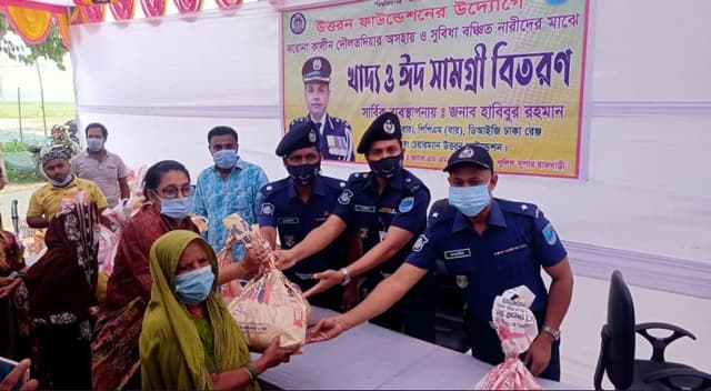 ১৩'শ যৌনকর্মীদের মাঝে ঈদ উপহার বিতরণ