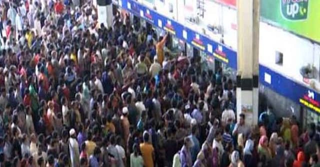 রেলের টিকিট পেতে উপচেপড়া ভিড় কমলাপুরে