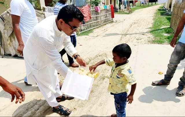 হিলিতে আশ্রয়ণ প্রকল্পে ঈদের শুভেচ্ছা বিনিময় ও মিষ্টি বিতরণ