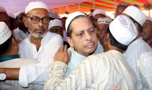 বরিশালে ঈদজামাতে মুসলিম উম্মাহর শান্তি কামনা