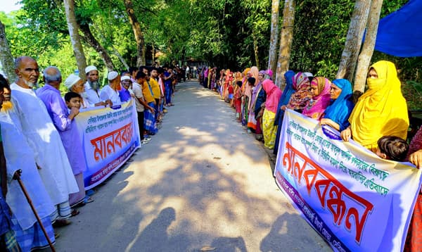 দেবীদ্বারে আ.লীগ নেতার বিরুদ্ধে মিথ্যা মামলার প্রতিবাদে মানববন্ধন