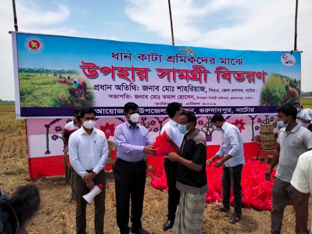 ধানকাটা শ্রমিকদের সুরক্ষা সামগ্রী দিলেন নাটোরের ডিসি