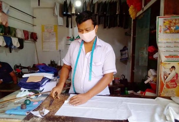 করোনার থাবায় থমকে গেছে আশাশুনির দর্জিকারিগররা
