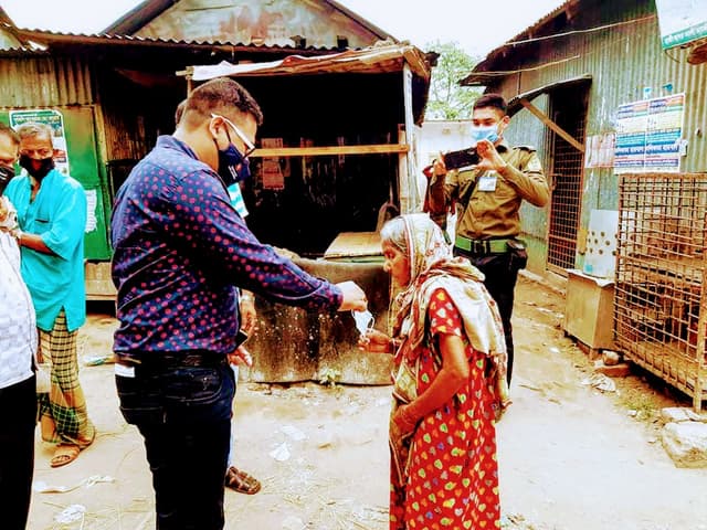 দোকানে জরিমানা করলেন, মাস্কও দিলেন ইউএনও