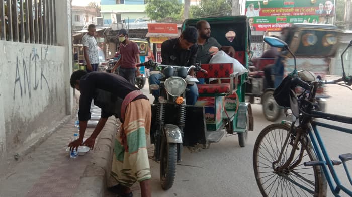 রাস্তার পাশে অসহায়দের জন্য ‘রূপসী নওগাঁর’ ইফতার