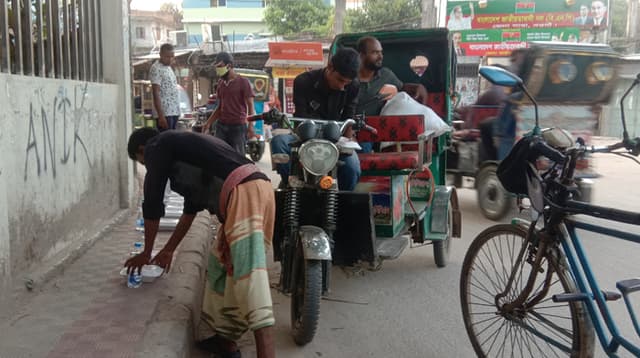 রাস্তার পাশে অসহায়দের জন্য ‘রূপসী নওগাঁর’ ইফতার
