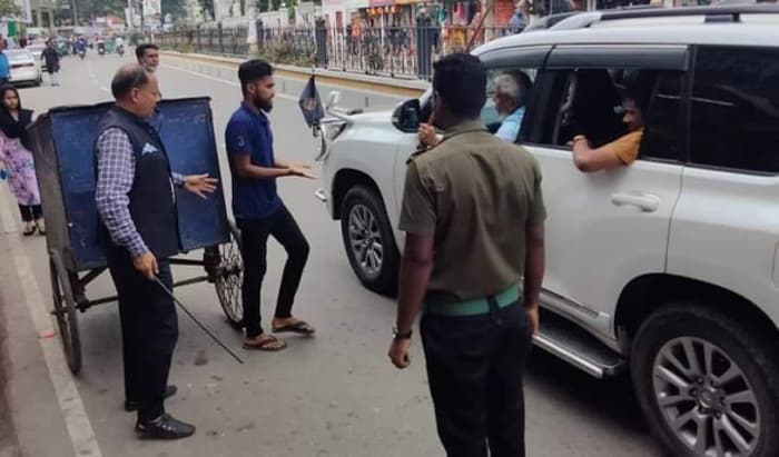 ভ্যানচালককে বেত্রাঘাত করলেন মেয়র আরিফুল