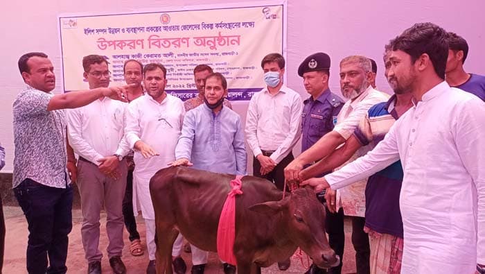 গোয়ালন্দে জেলেদের মাঝে বাছুর বিতরণ