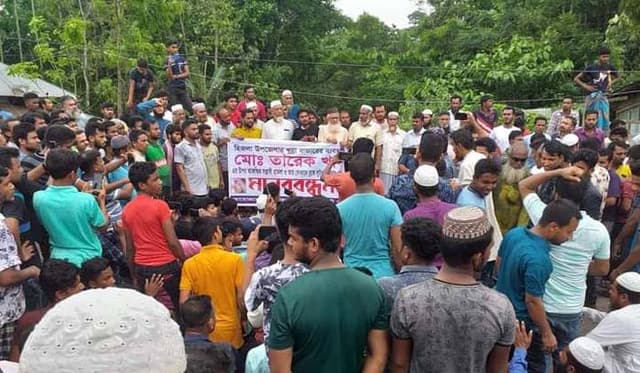 হিজলায় ব্যবসায়ীর ওপর হামলার প্রতিবাদে বিক্ষোভ