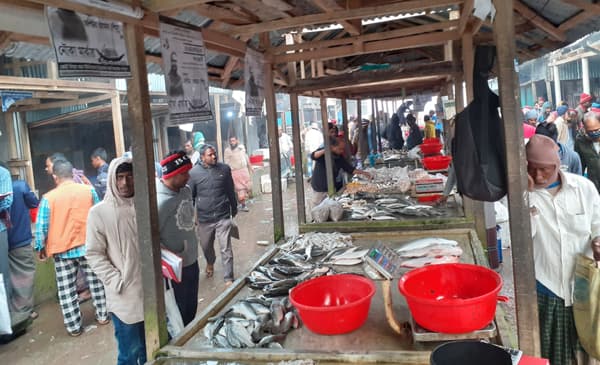 কলাপাড়ায় ইউএনও’র হস্তক্ষেপে দখলমুক্ত মাছ বাজার