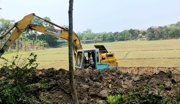 পুঠিয়ায় অবৈধ পুকুর খনন বন্ধ করায় প্রশাসনের বিরুদ্ধে মিথ্যা অভিযোগ