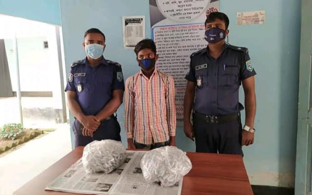 হিলিতে এ্যাম্পলসহ আটক ১
