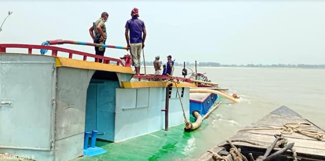 যমুনা নদী থেকে বালু তোলায় দেড় লাখ টাকা জরিমানা