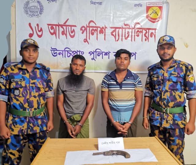 টেকনাফে দেশীয় অস্ত্রসহ ২ রোহিঙ্গা সন্ত্রাসী গ্রেফতার