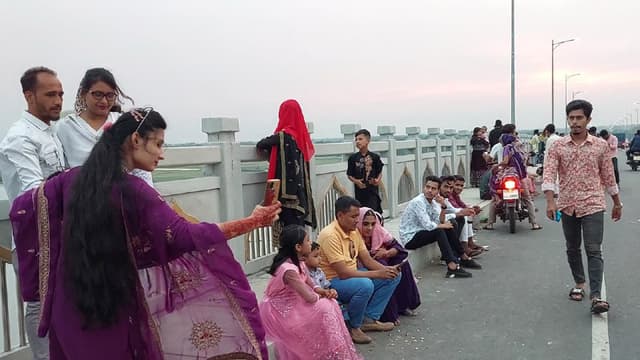 দর্শনার্থীদের পদচারণায় মুখরিত বঙ্গমাতা সেতু