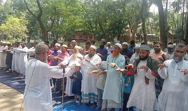 বৃষ্টির জন্য ঝালকাঠিতে ইস্তিসকার নামাজ আদায়