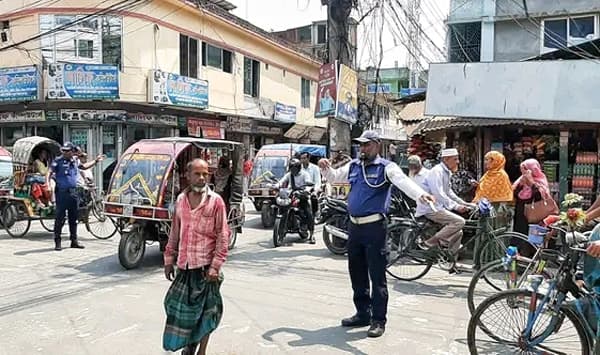 তীব্র তাপদাহের মধ্যে  উত্তপ্ত সড়ক ছাড়ছেন না ট্রাফিক পুলিশ