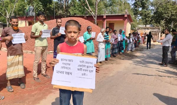 ঠাকুরগাঁওয়ে স্কুলের জমি দখলের প্রতিবাদে মানববন্ধন