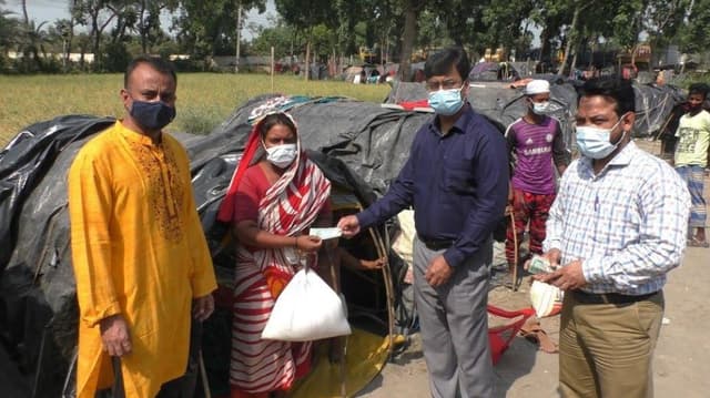 ঝিনাইদহে বেদে পল্লীতে খাদ্যসামগ্রী বিতরণ