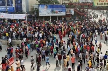 মিরপুরে বেতন-বোনাসের দাবিতে সড়কে গার্মেন্টস শ্রমিকরা