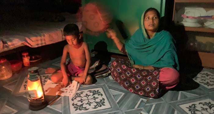 কুপি বাতিই ভরসা দেবীদ্বারের ৪ পরিবারে