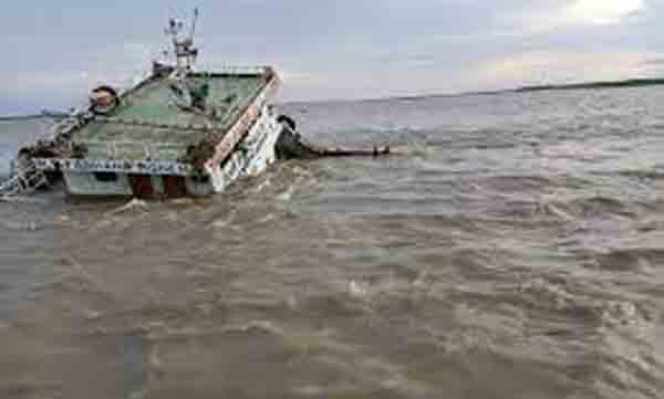কার্গো জাহাজ ডুবে বঙ্গোপসাগরে ভাসছে ১২ নাবিক