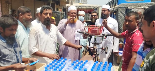 হিলিতে তীব্র গরমে বিশুদ্ধ পানি ও খাবার স্যালাইন বিতরণ